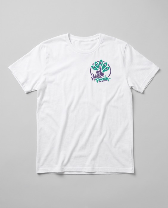 Camiseta blanca con logo en tamaño escudo