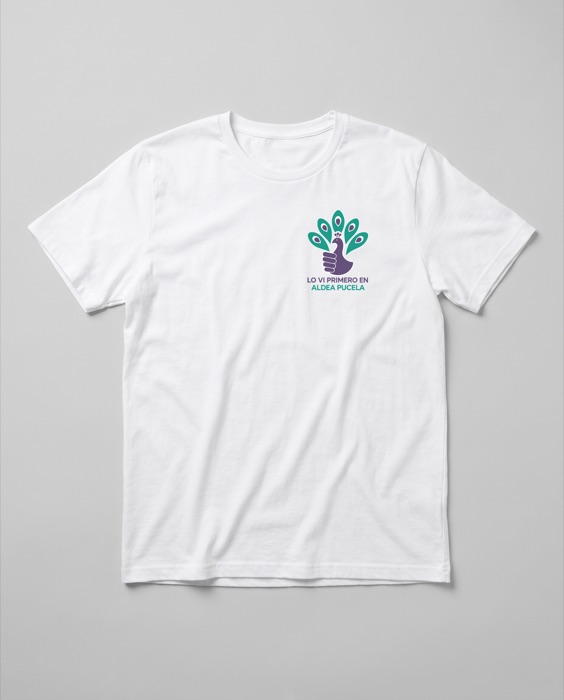 Camiseta blanca con isotipo y eslogan en tamaño escudo