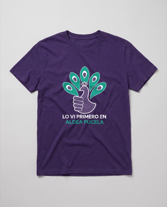 Camiseta morada con isotipo y eslogan en tamaño grande