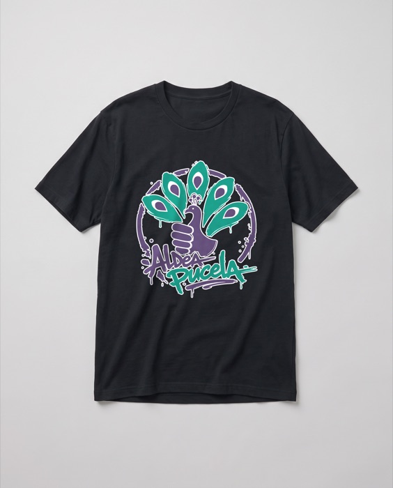 Camiseta negra con logo en tamaño grande
